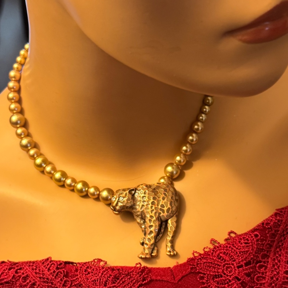 Copper plated, large cat, leopard pendant, & faux pearl statement necklace